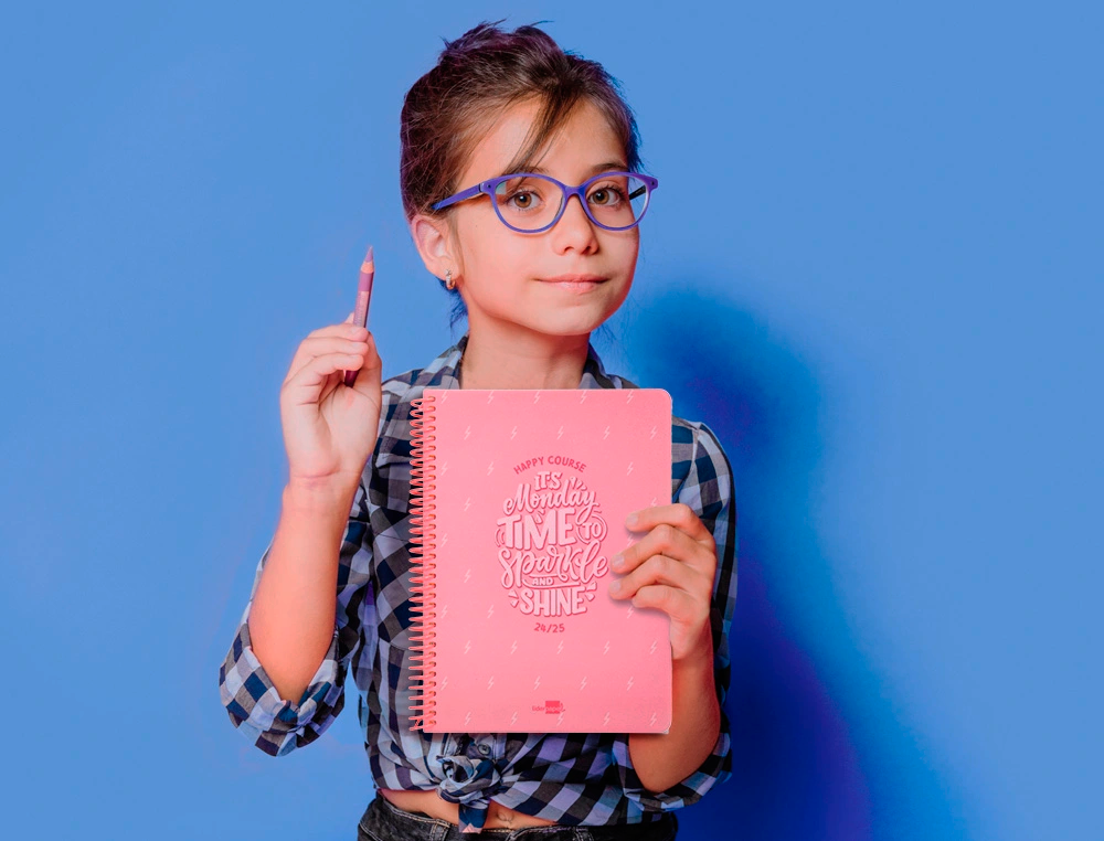 niña con agenda escolar de color rosa