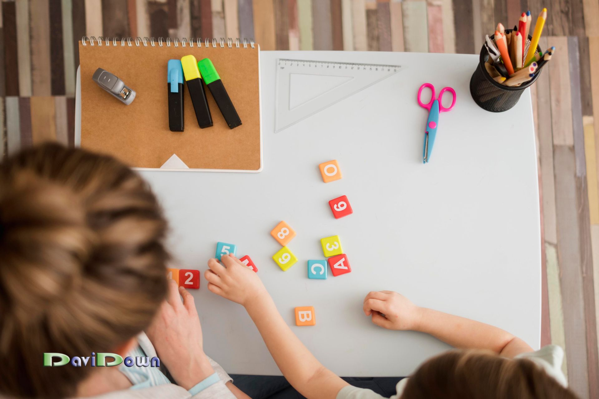 niños pintando con acuarela en actividades extraescolares